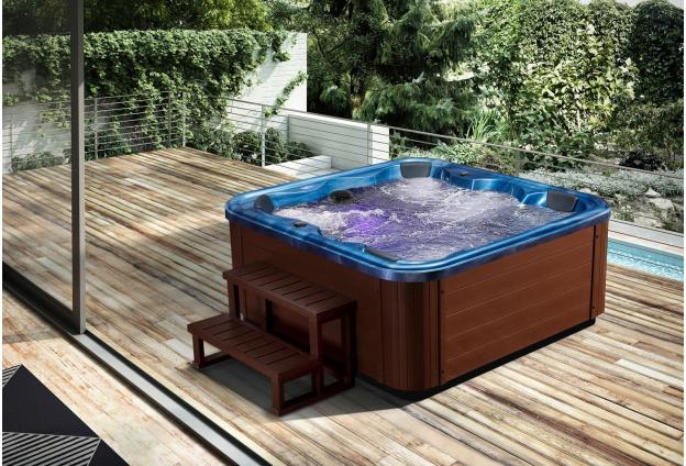 Aquamarine Outdoor Hot Tub