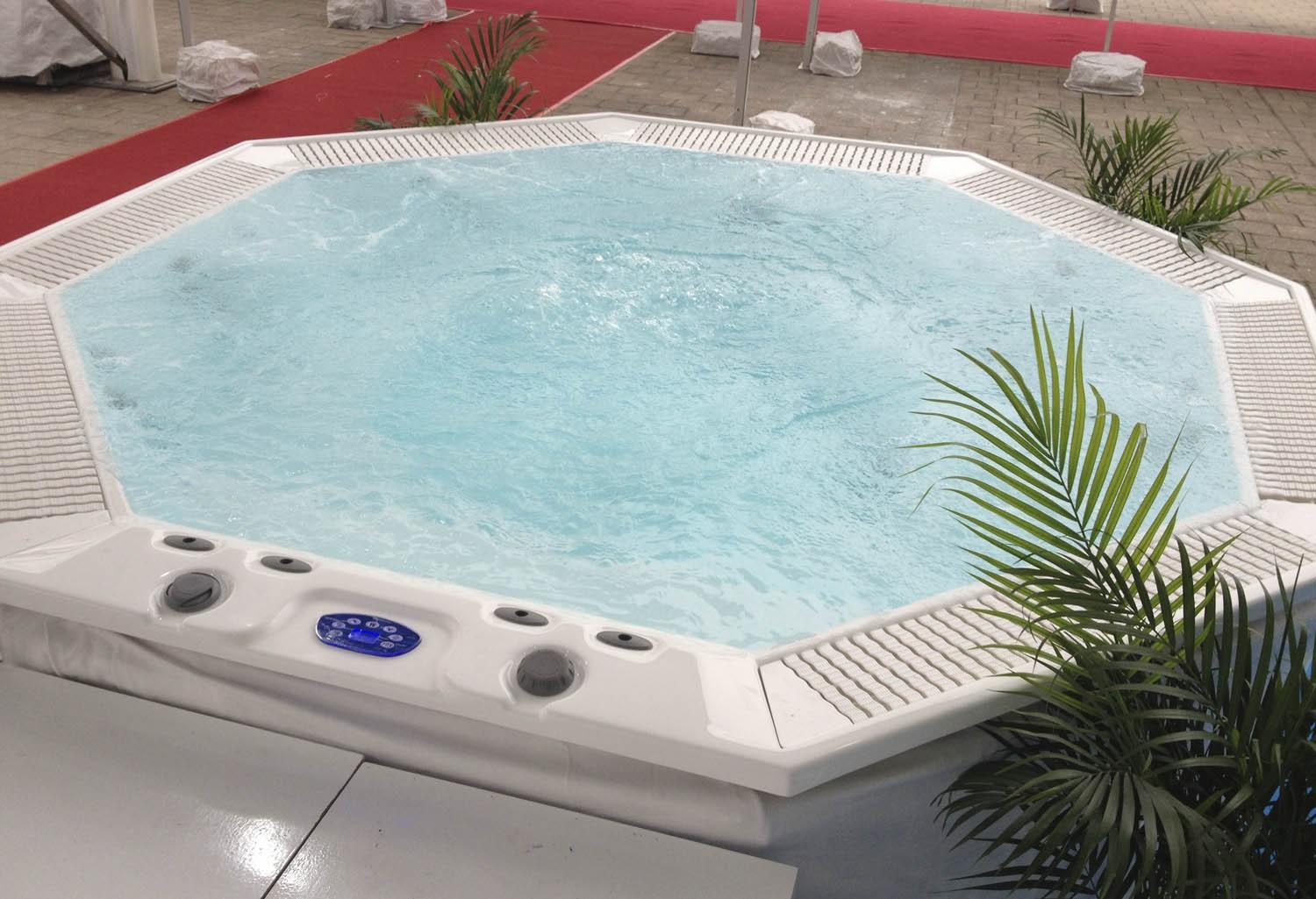 | AR-005 Large Outdoor Hot Tub