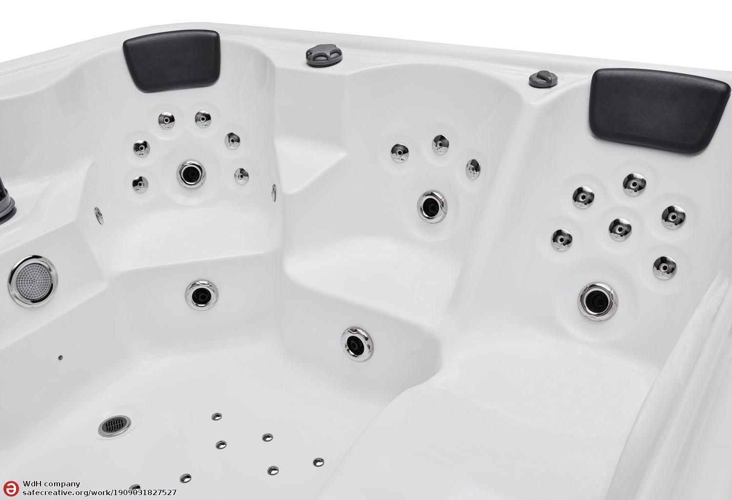 Aquamarine Outdoor Hot Tub