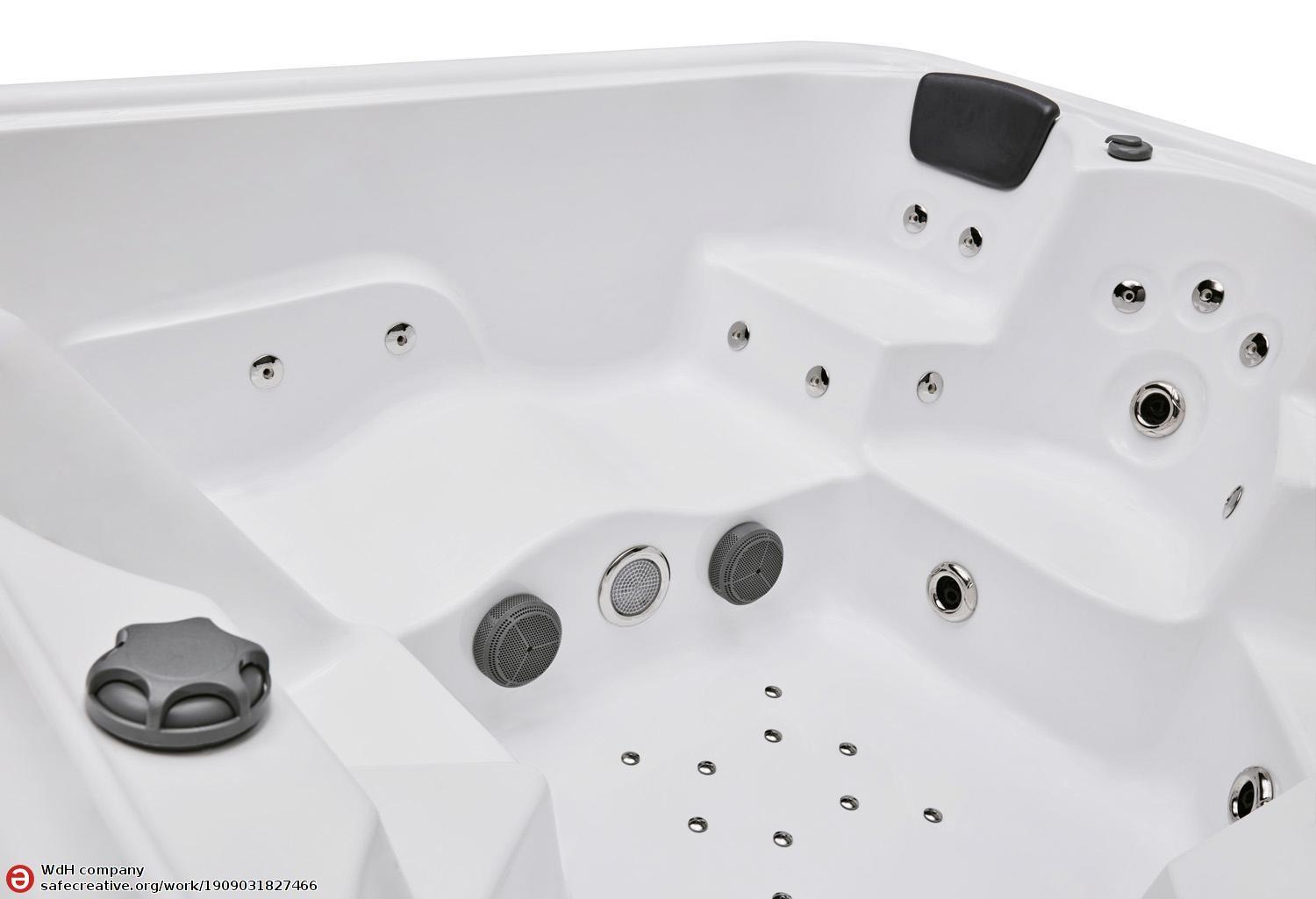 Aquamarine Outdoor Hot Tub