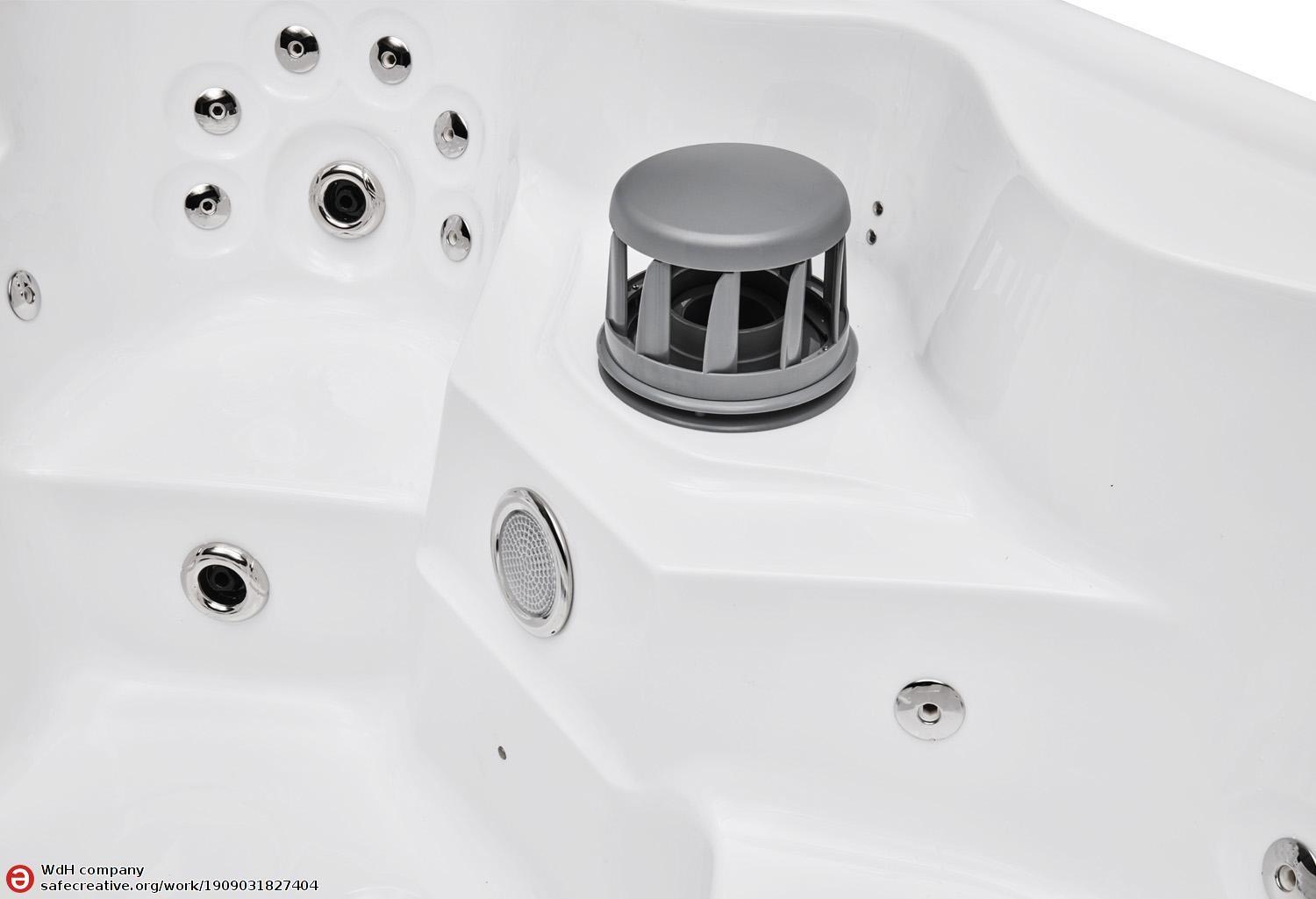 Aquamarine Outdoor Hot Tub