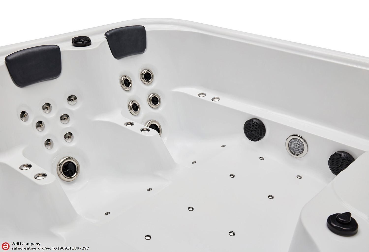 Euphoria Outdoor Hot Tub