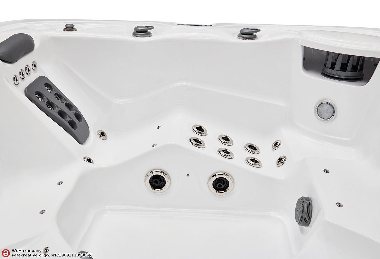 Nova Outdoor Hot Tub