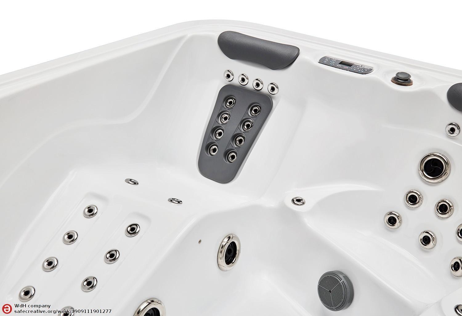 Luna Outdoor Hot Tub