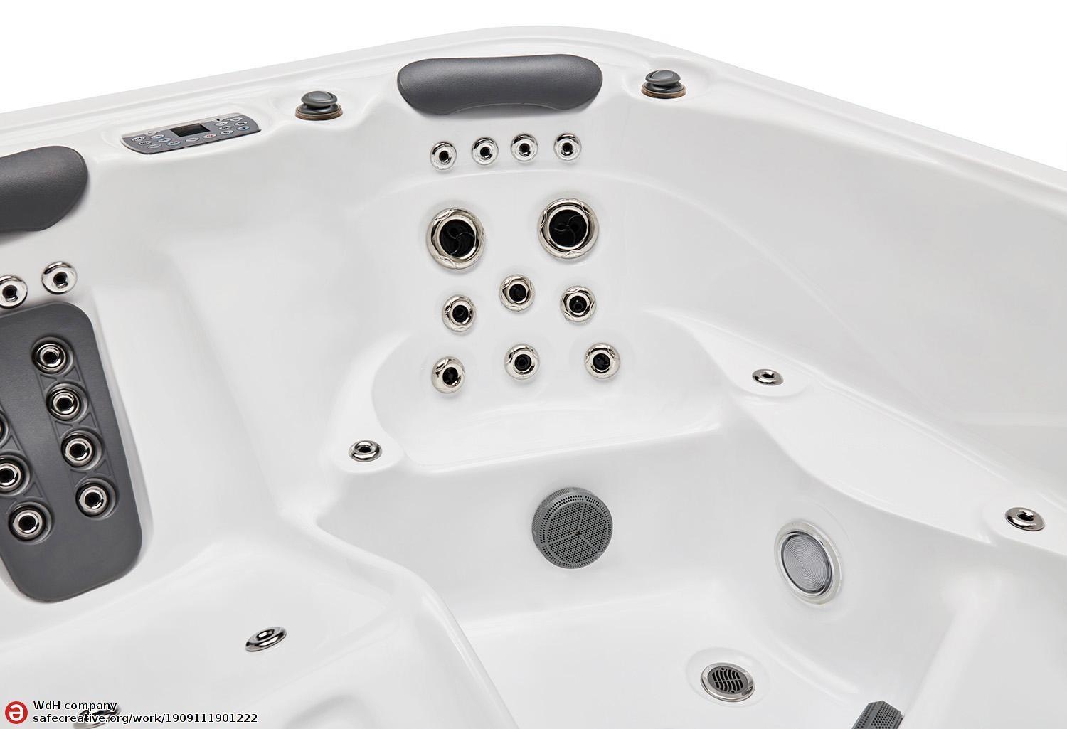 Luna Outdoor Hot Tub