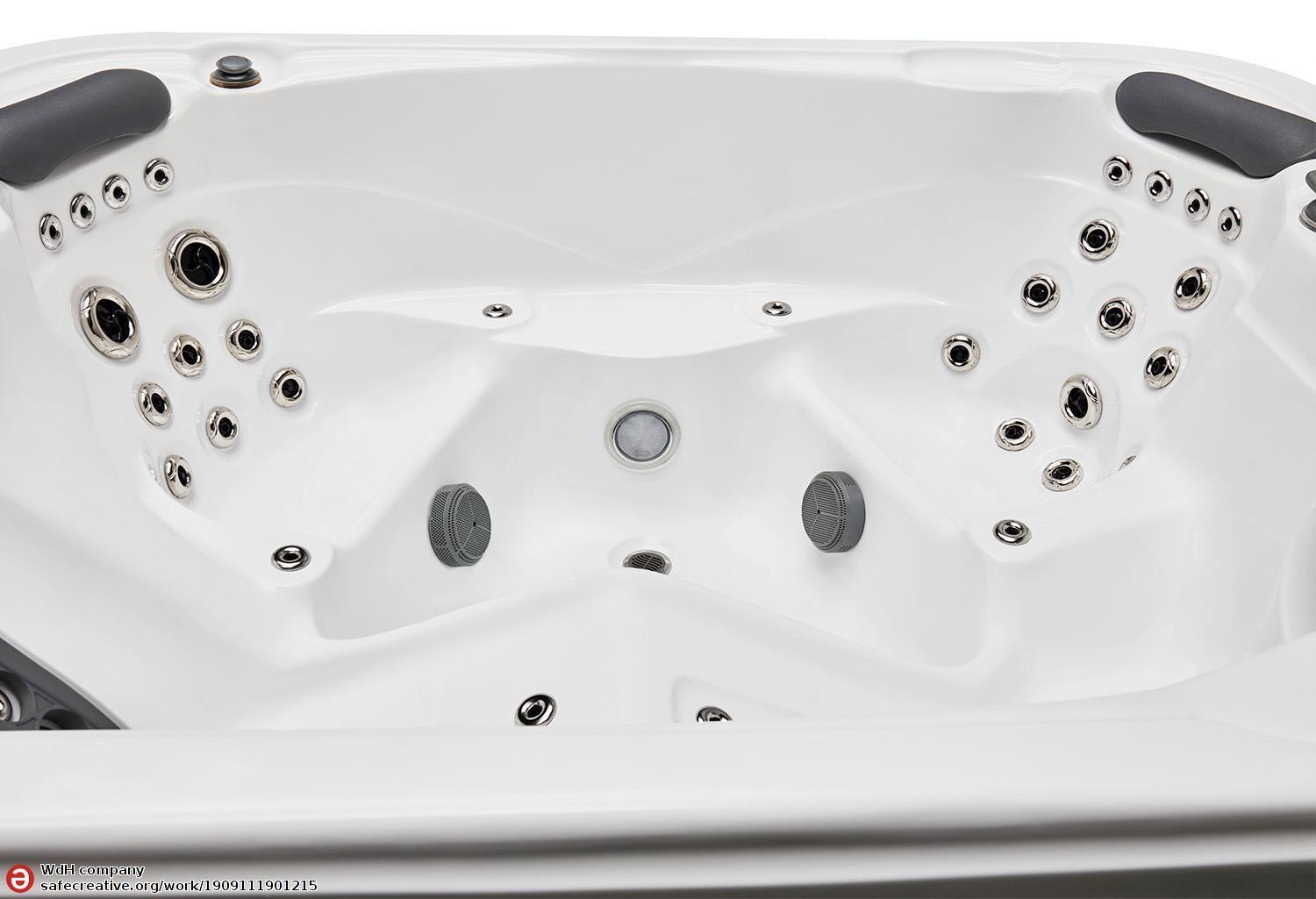 Luna Outdoor Hot Tub