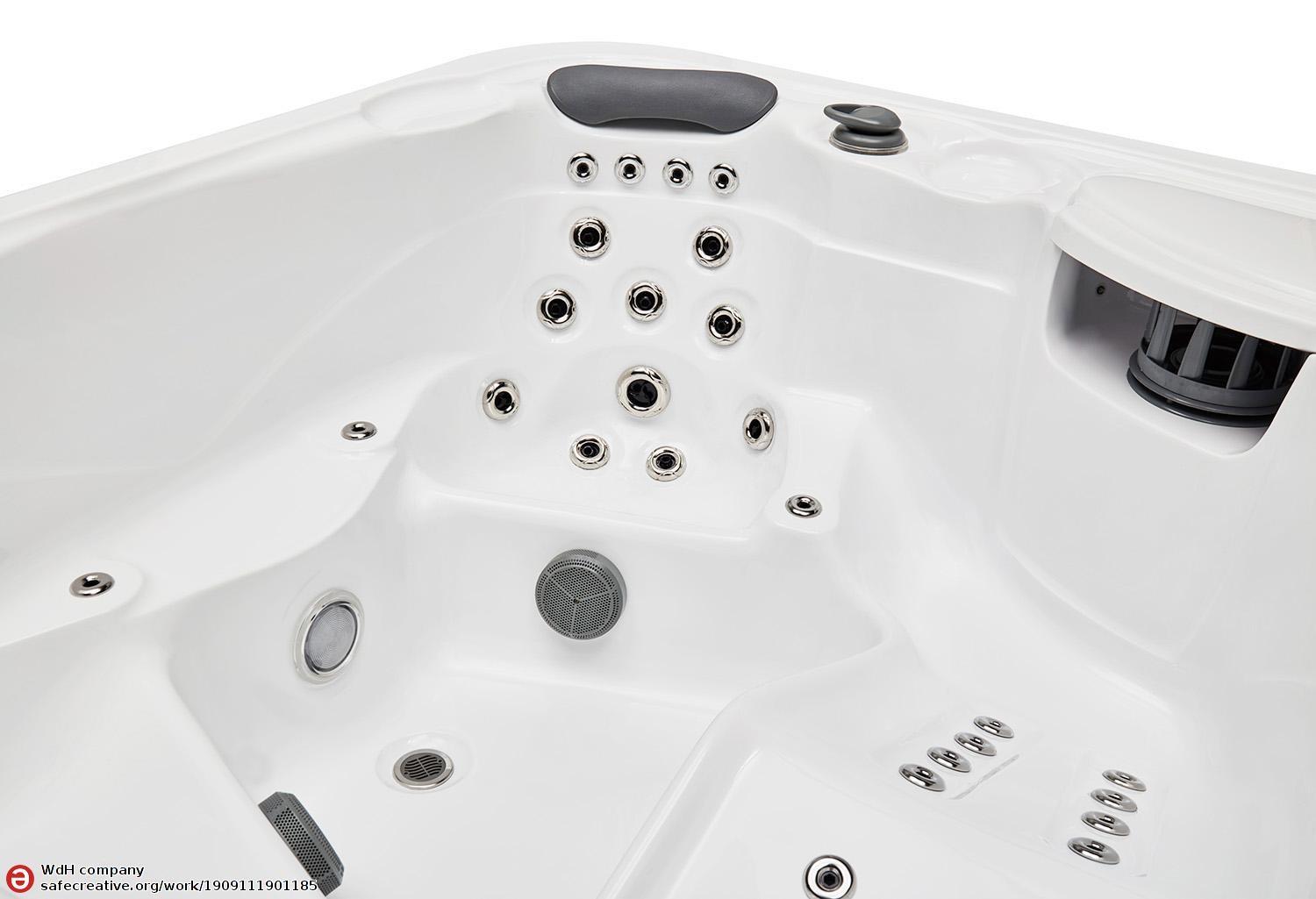 Luna Outdoor Hot Tub