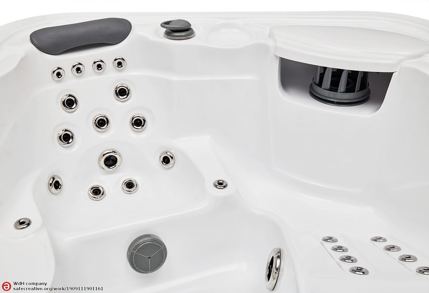 Luna Outdoor Hot Tub