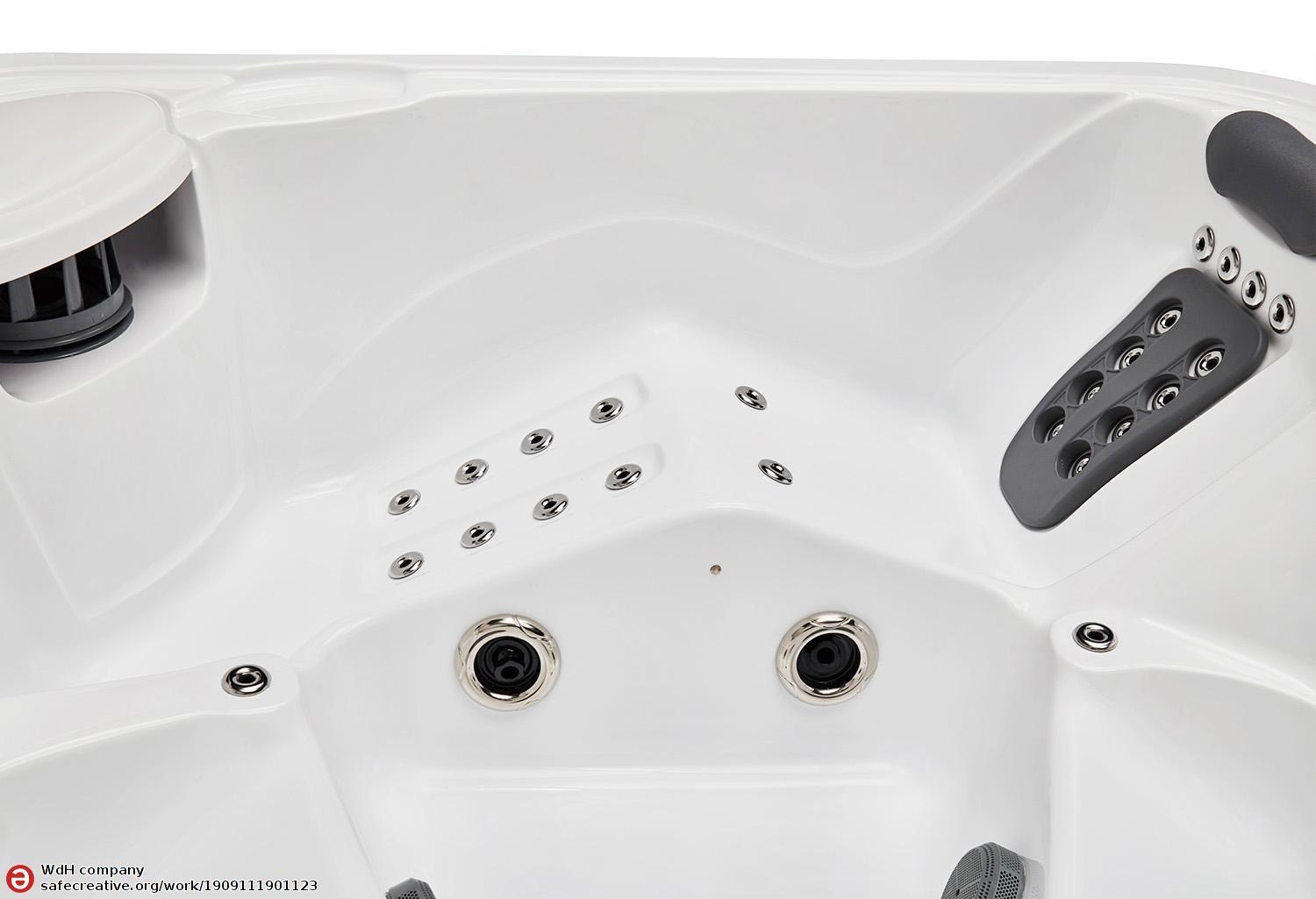 Luna Outdoor Hot Tub