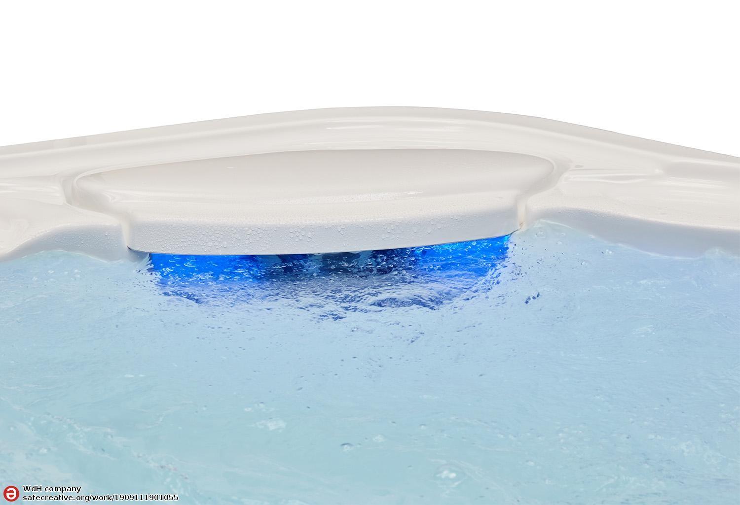 Luna Outdoor Hot Tub